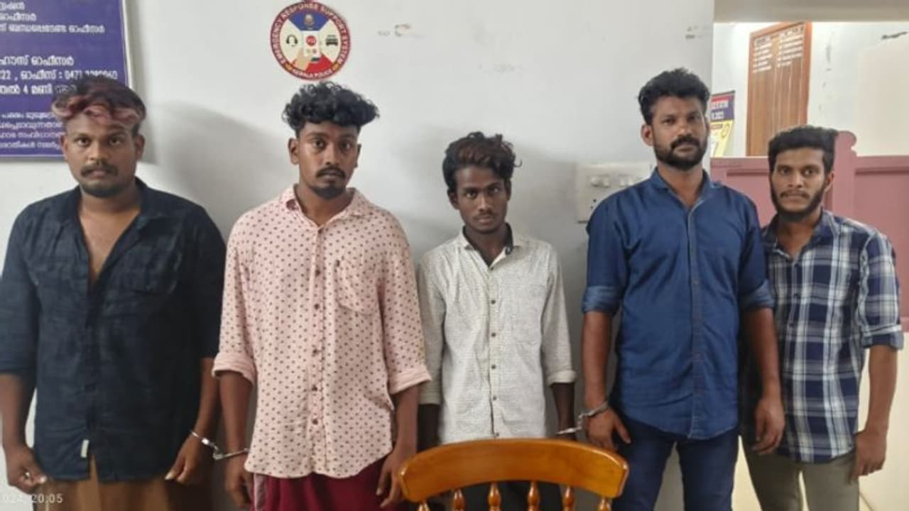 സുഹൃത്തുക്കൾക്കൊപ്പം ഭക്ഷണം കഴിച്ച് മടങ്ങിയ യുവാവിനെ തട്ടിക്കൊണ്ട് പോയി; മണിക്കൂറുകൾക്കുള്ളിൽ സംഘം പിടിയിൽ സുഹൃത്തുക്കൾക്കൊപ്പം ഭക്ഷണം കഴിച്ച് മടങ്ങിയ യുവാവിനെ തട്ടിക്കൊണ്ട് പോയി; മണിക്കൂറുകൾക്കുള്ളിൽ സംഘം പിടിയിൽ