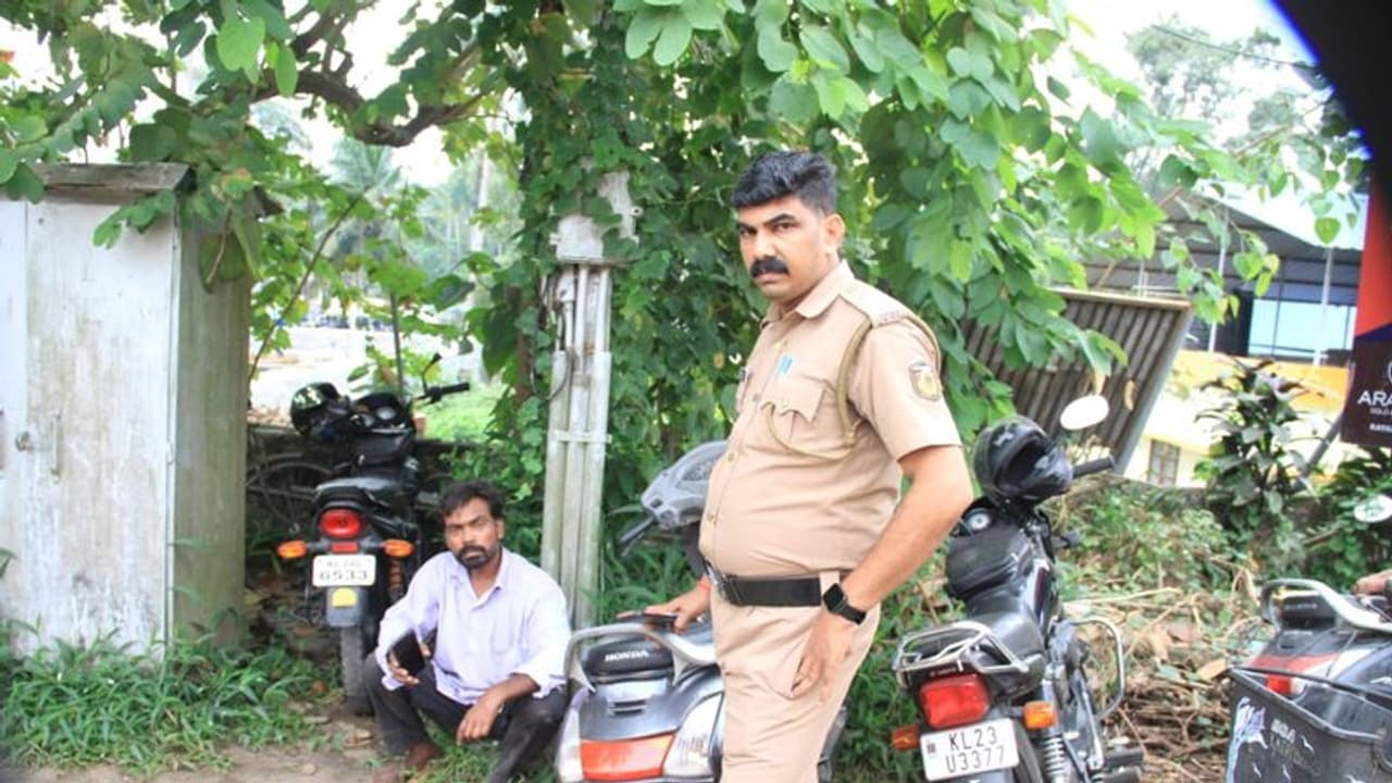 നാട്ടിൽ പോകുന്ന വഴിക്ക് കുട്ടികളെ പൊതിരെ തല്ലി ബീഹാർ സ്വദേശി; പൊലീസുകാരന്റെ കണ്ണിൽപ്പെട്ടതോടെ കുടുങ്ങി നാട്ടിൽ പോകുന്ന വഴിക്ക് കുട്ടികളെ പൊതിരെ തല്ലി ബീഹാർ സ്വദേശി; പൊലീസുകാരന്റെ കണ്ണിൽപ്പെട്ടതോടെ കുടുങ്ങി