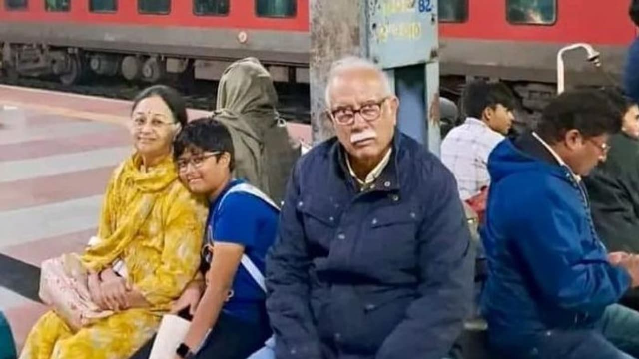 Ashok Gajapathi Raju : రైల్వే ప్లాట్ ఫారంపై రాజకుటుంబం ... ఎంత సింప్లిసిటీ సామీ..! 