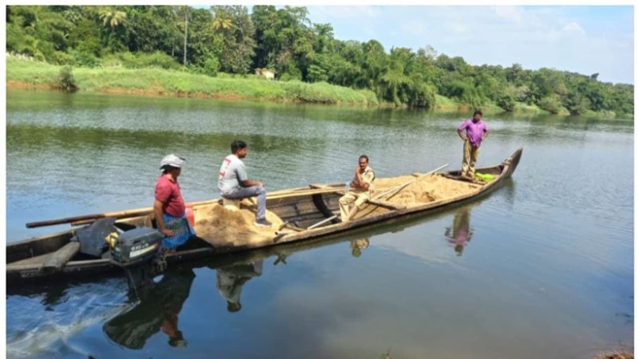 എഞ്ചിന് ഘടിപ്പിച്ച വള്ളത്തിലെത്തി പമ്പയാറ്റിൽ മണലെടുപ്പ്; വിവരം കിട്ടിയ പൊലീസ് ബോട്ടിലെത്തി പിടികൂടി എഞ്ചിന് ഘടിപ്പിച്ച വള്ളത്തിലെത്തി പമ്പയാറ്റിൽ മണലെടുപ്പ്; വിവരം കിട്ടിയ പൊലീസ് ബോട്ടിലെത്തി പിടികൂടി