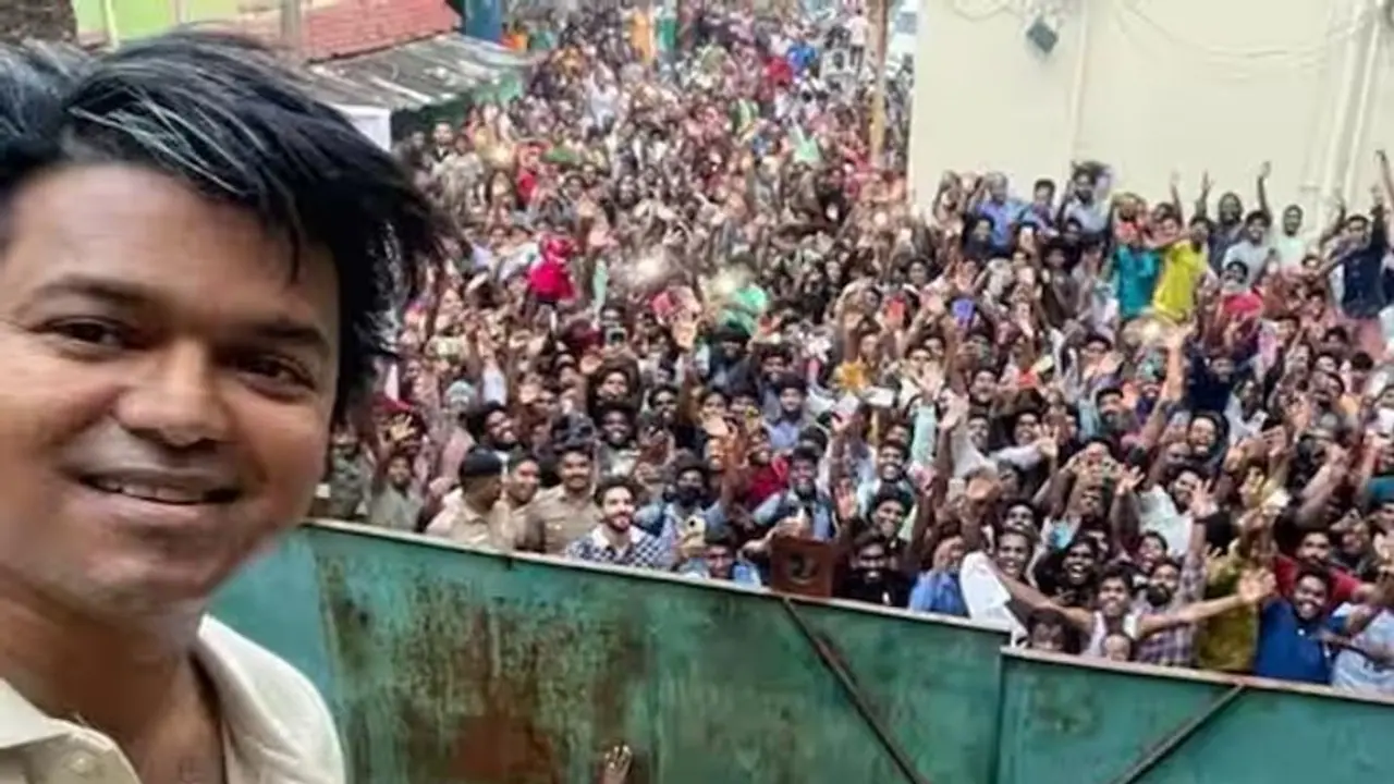 విజయ్ దళపతి ఏంటి ఇలా అయిపోయాడు..? న్యూ లుక్ లో స్టార్ హీరో.. విజయ్ దళపతి ఏంటి ఇలా అయిపోయాడు..? న్యూ లుక్ లో స్టార్ హీరో..