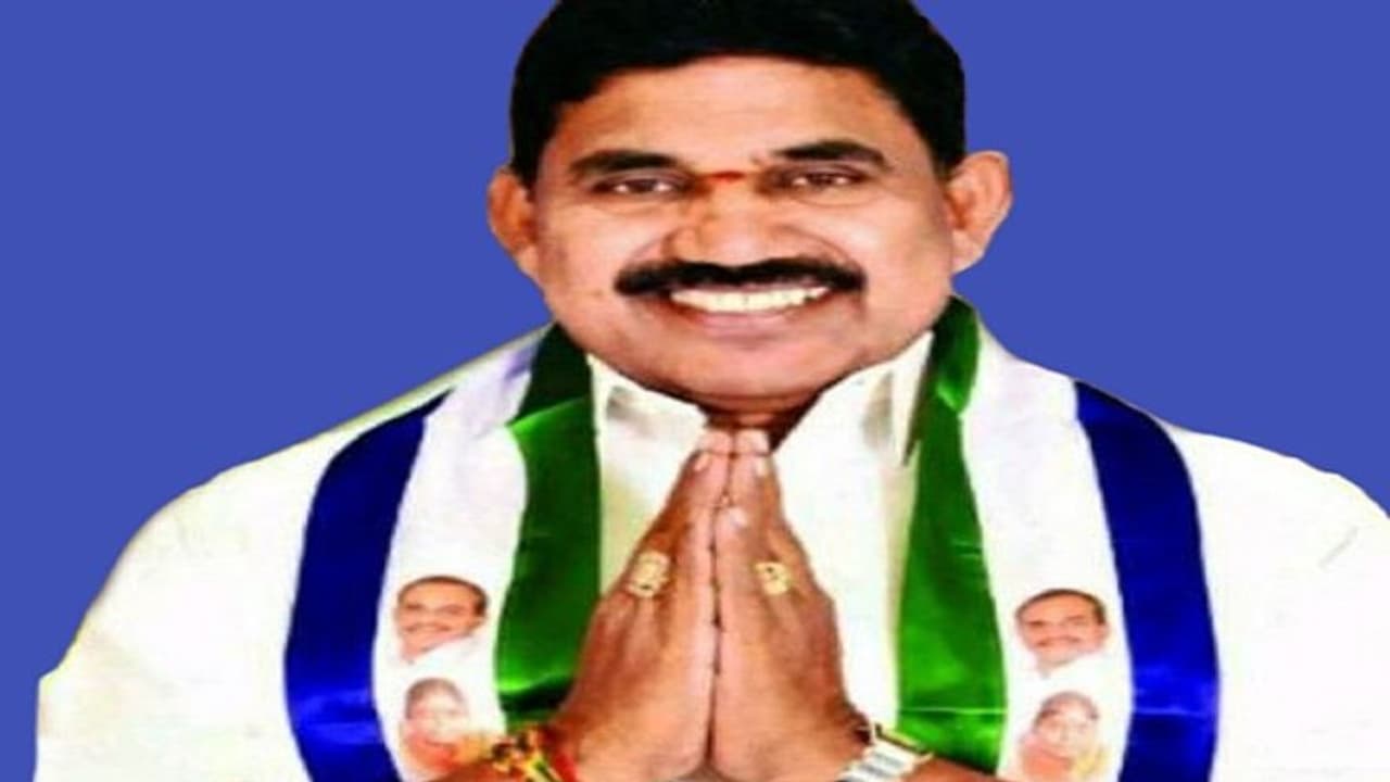 వైఎస్ఆర్సీపీ టిక్కెట్టు నిరాకరణ: పిఠాపురం ఎమ్మెల్యే పెండెం దొరబాబు బలప్రదర్శన వైఎస్ఆర్సీపీ టిక్కెట్టు నిరాకరణ: పిఠాపురం ఎమ్మెల్యే పెండెం దొరబాబు బలప్రదర్శన