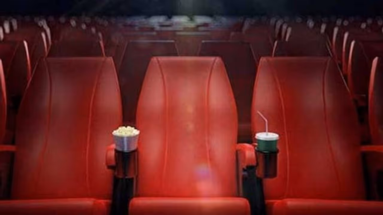 ഒറ്റക്കിരുന്ന് സിനിമ കാണാൻ സിനിമാഹാള്‍ മൊത്തം ബുക്ക് ചെയ്തു, കാരണം കേട്ട് കമന്റ്‍ബോക്സിൽ പൊരിഞ്ഞ വഴക്ക്