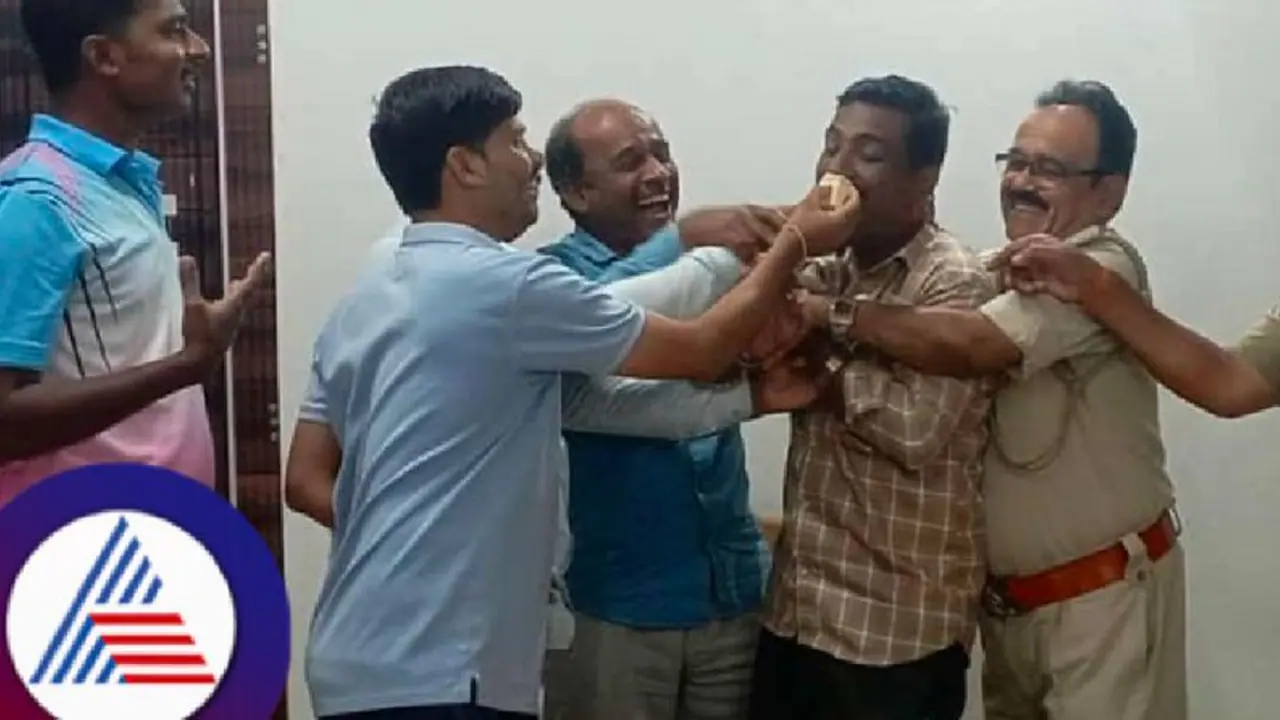 ನಿಷೇಧವಿದ್ರೂ ಪೊಲೀಸ್ ಠಾಣೆಯಲ್ಲೇ ಪೇದೆಯ ಬರ್ತಡೇ ಪಾರ್ಟಿ! ಬಿಟ್ರೇ ಮದುವೆನೂ ಮಾಡ್ತಾರೆ ಎಂದ ನೆಟ್ಟಿಗರು!