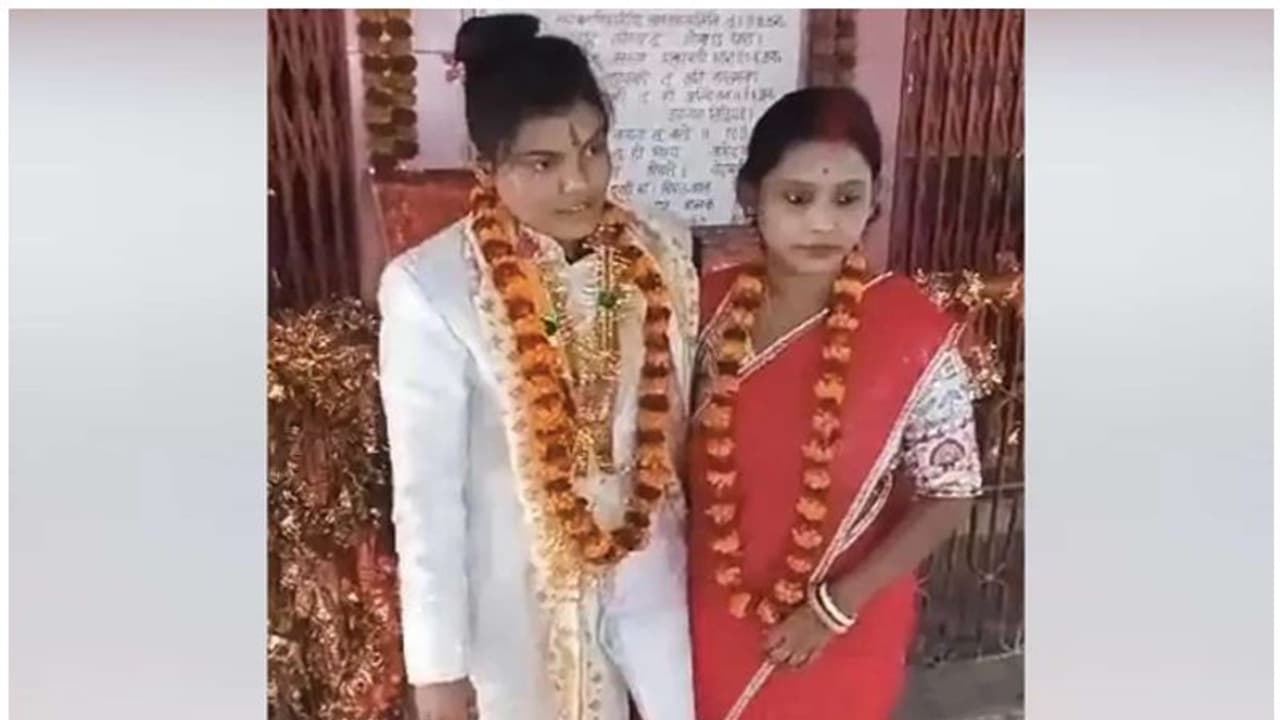 പ്രണയസാക്ഷാത്കാരം; ക്ഷേത്രത്തിൽവച്ച് വരണമാല്യം ചാർത്തി സ്വവർ​ഗാനുരാ​ഗികളായ യുവതികൾ 