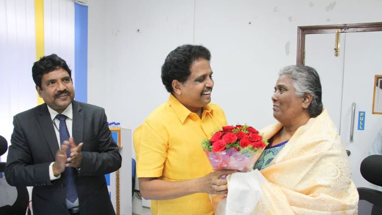 ரூ.7.5 கோடி நிலத்தை பள்ளிக்கு தானமாக வழங்கிய வங்கி ஊழியர்; நேரில் சென்று வாழ்த்திய எம்.பி.வெங்கடேசன்