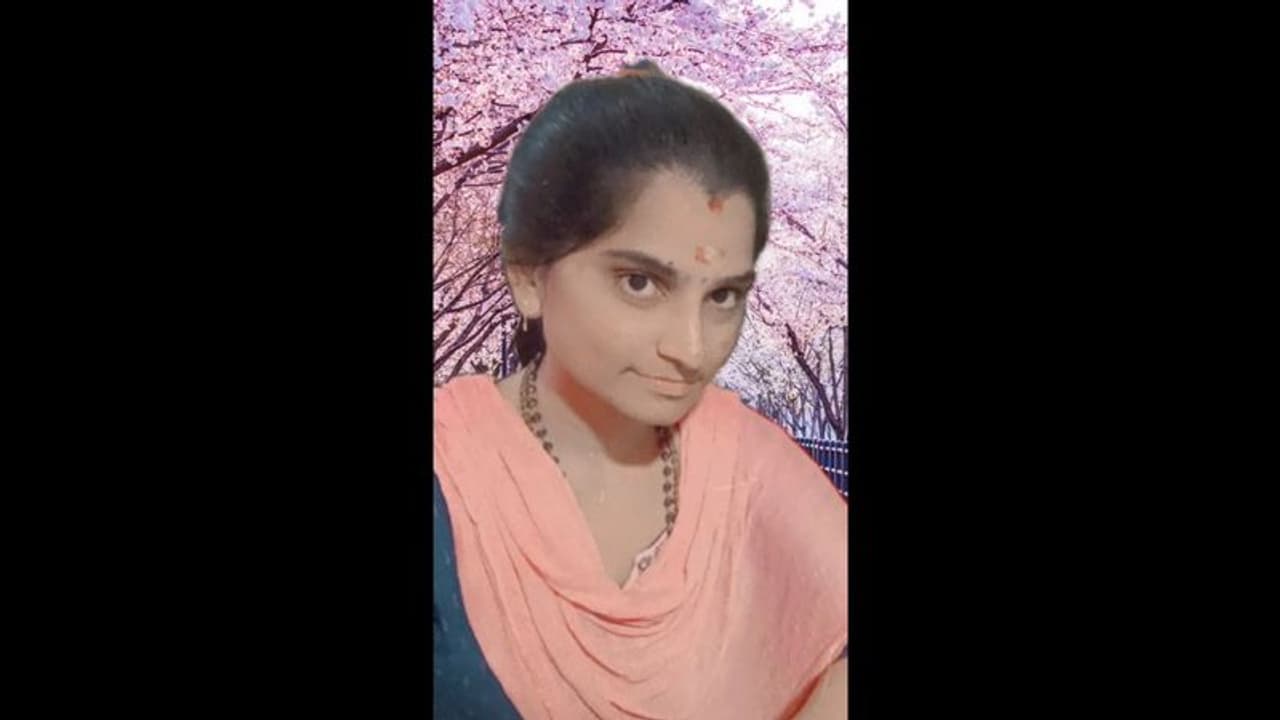 திருத்தணியில் 2 குழந்தைகளின் தாய் வீட்டில் தூக்கிட்டு தற்கொலை போலீஸ் விசாரணை