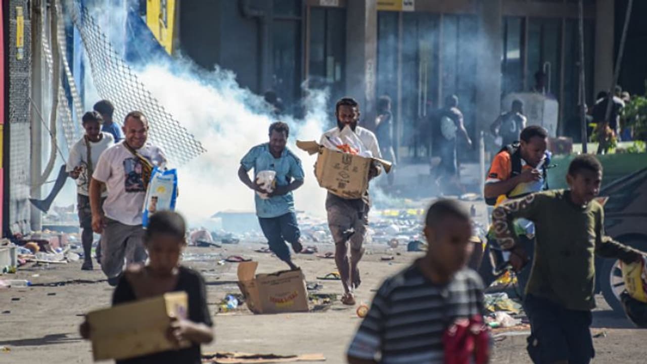 പൊലീസുകാർ സമരത്തിൽ, തെരുവ് കയ്യേറി ജനം, കടകൾ കൊള്ളയടിച്ചു, കലാപം, പാപുവ ന്യൂ ഗിനിയയിൽ കൊല്ലപ്പെട്ടത് 15 പേർ പൊലീസുകാർ സമരത്തിൽ, തെരുവ് കയ്യേറി ജനം, കടകൾ കൊള്ളയടിച്ചു, കലാപം, പാപുവ ന്യൂ ഗിനിയയിൽ കൊല്ലപ്പെട്ടത് 15 പേർ