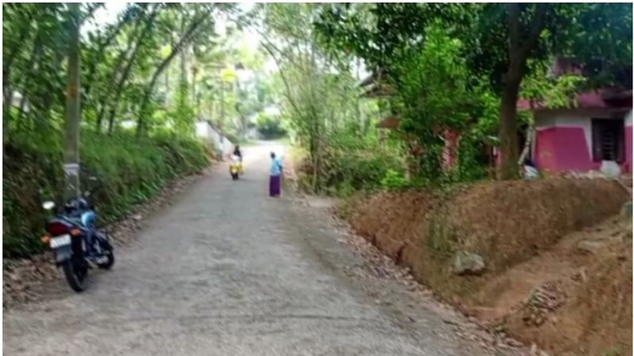 കൊല്ലത്ത് വിദ്യാർത്ഥിനിയെ തലയ്ക്ക് അടിച്ച് വീഴ്ത്തി, ആഭരണം കവർന്നു കൊല്ലത്ത് വിദ്യാർത്ഥിനിയെ തലയ്ക്ക് അടിച്ച് വീഴ്ത്തി, ആഭരണം കവർന്നു