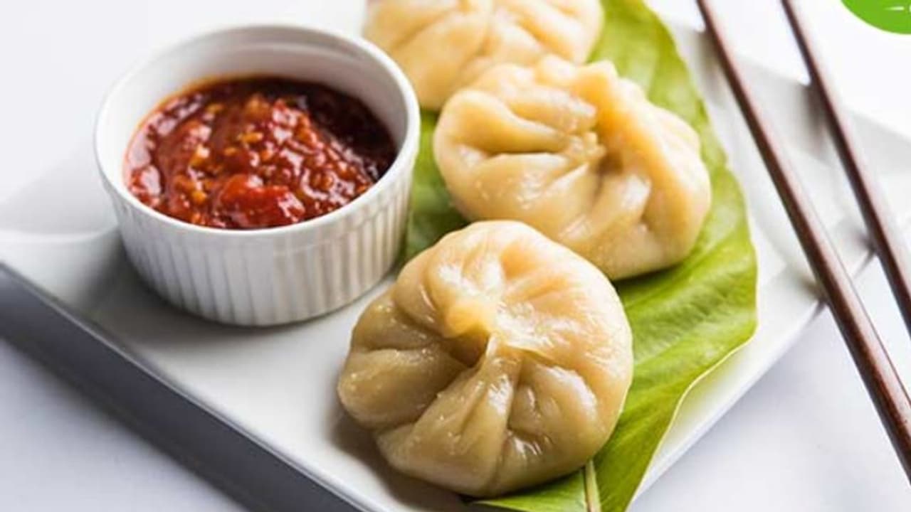 മോമോസിനൊപ്പം എരിവുള്ള ചമ്മന്തി കൂടുതൽ ചോദിച്ചതിന് യുവാവിന്റെ മുഖത്ത് കുത്തി, കടയുടമ അറസ്റ്റിൽ മോമോസിനൊപ്പം എരിവുള്ള ചമ്മന്തി കൂടുതൽ ചോദിച്ചതിന് യുവാവിന്റെ മുഖത്ത് കുത്തി, കടയുടമ അറസ്റ്റിൽ