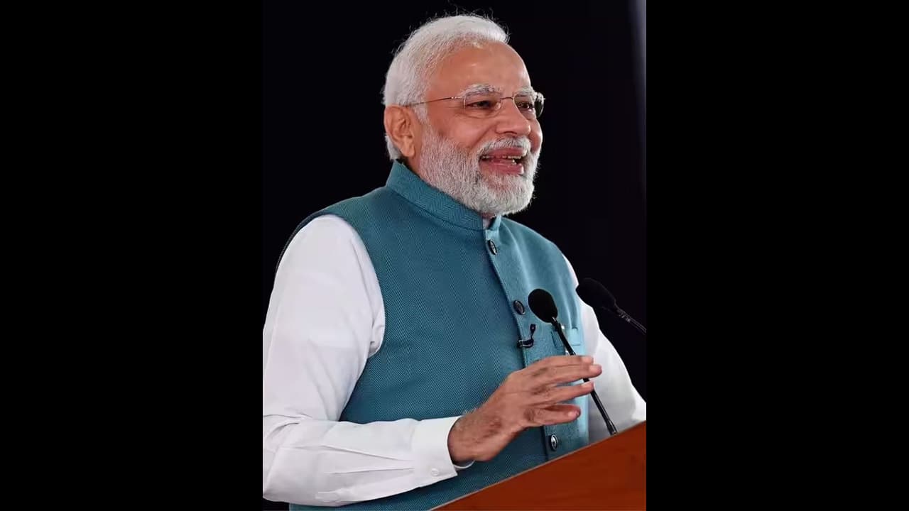 ಯುವಕರೇ ವೋಟು ಹಾಕಿ, ವಂಶ ಪರಂಪರೆಗೆ ಅಂತ್ಯ ಹಾಡಿ: ಪರೋಕ್ಷವಾಗಿ ಕಾಂಗ್ರೆಸ್ ವಿರುದ್ಧ ಕುಟುಕಿದ ಮೋದಿ ಯುವಕರೇ ವೋಟು ಹಾಕಿ, ವಂಶ ಪರಂಪರೆಗೆ ಅಂತ್ಯ ಹಾಡಿ: ಪರೋಕ್ಷವಾಗಿ ಕಾಂಗ್ರೆಸ್ ವಿರುದ್ಧ ಕುಟುಕಿದ ಮೋದಿ