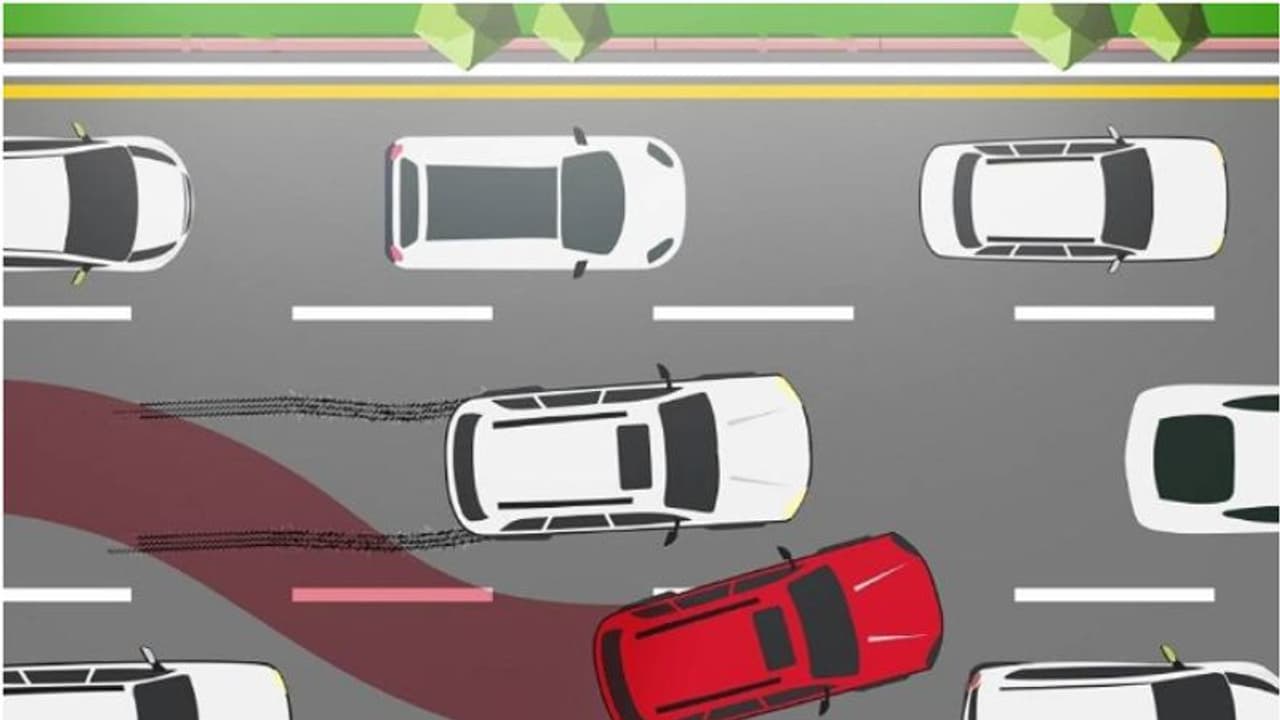 മറ്റ് വാഹനങ്ങൾക്കിടയിൽ ഓടിച്ചുകയറ്റുന്നത് ഗുരുതര കുറ്റം; വന്‍ തുക പിഴ ചുമത്തുമെന്ന് ട്രാഫിക് വകുപ്പ് 