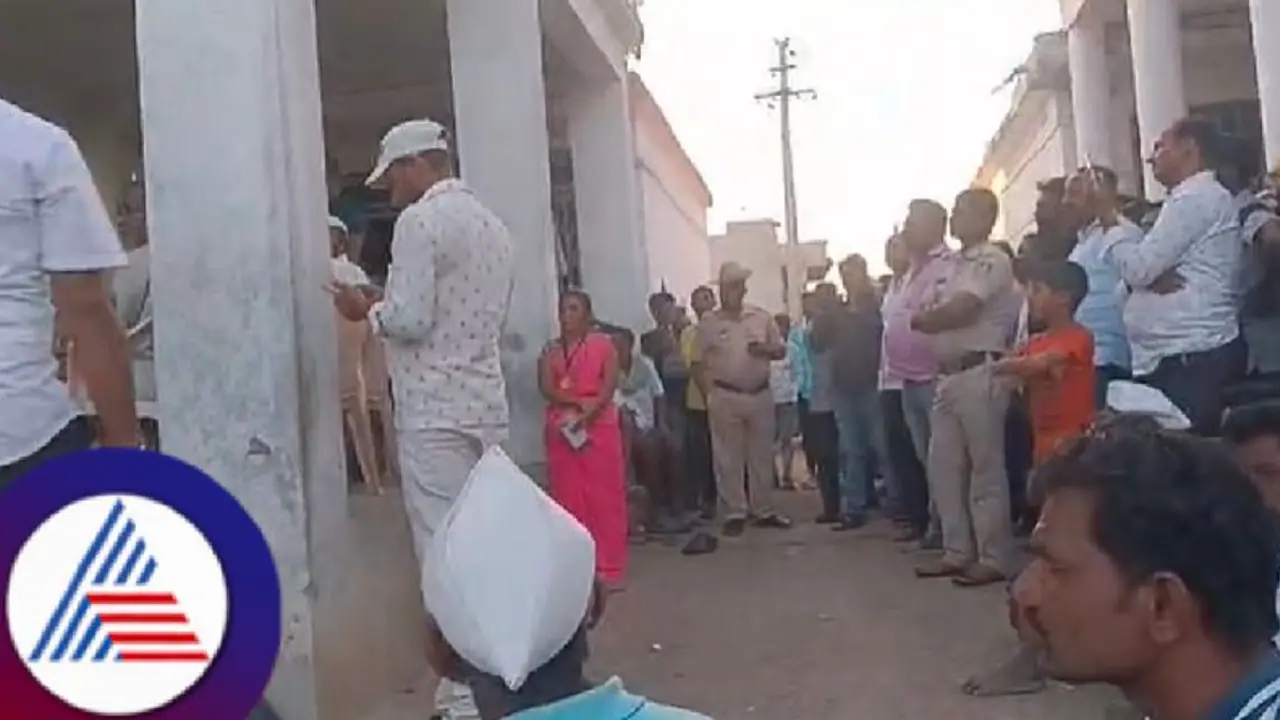 ಅಂಗನವಾಡಿ ಕಾರ್ಯಕರ್ತೆಯಿಂದಲೇ ಮತಾಂತರ: 'ಮತಾಂತರ ನನ್ನಿಷ್ಟ' ಎಂದ ಮಹಿಳೆ ಅಧಿಕಾರಿಗಳ ಮುಂದೆ ಹೈಡ್ರಾಮಾ! ಅಂಗನವಾಡಿ ಕಾರ್ಯಕರ್ತೆಯಿಂದಲೇ ಮತಾಂತರ: 'ಮತಾಂತರ ನನ್ನಿಷ್ಟ' ಎಂದ ಮಹಿಳೆ ಅಧಿಕಾರಿಗಳ ಮುಂದೆ ಹೈಡ್ರಾಮಾ!