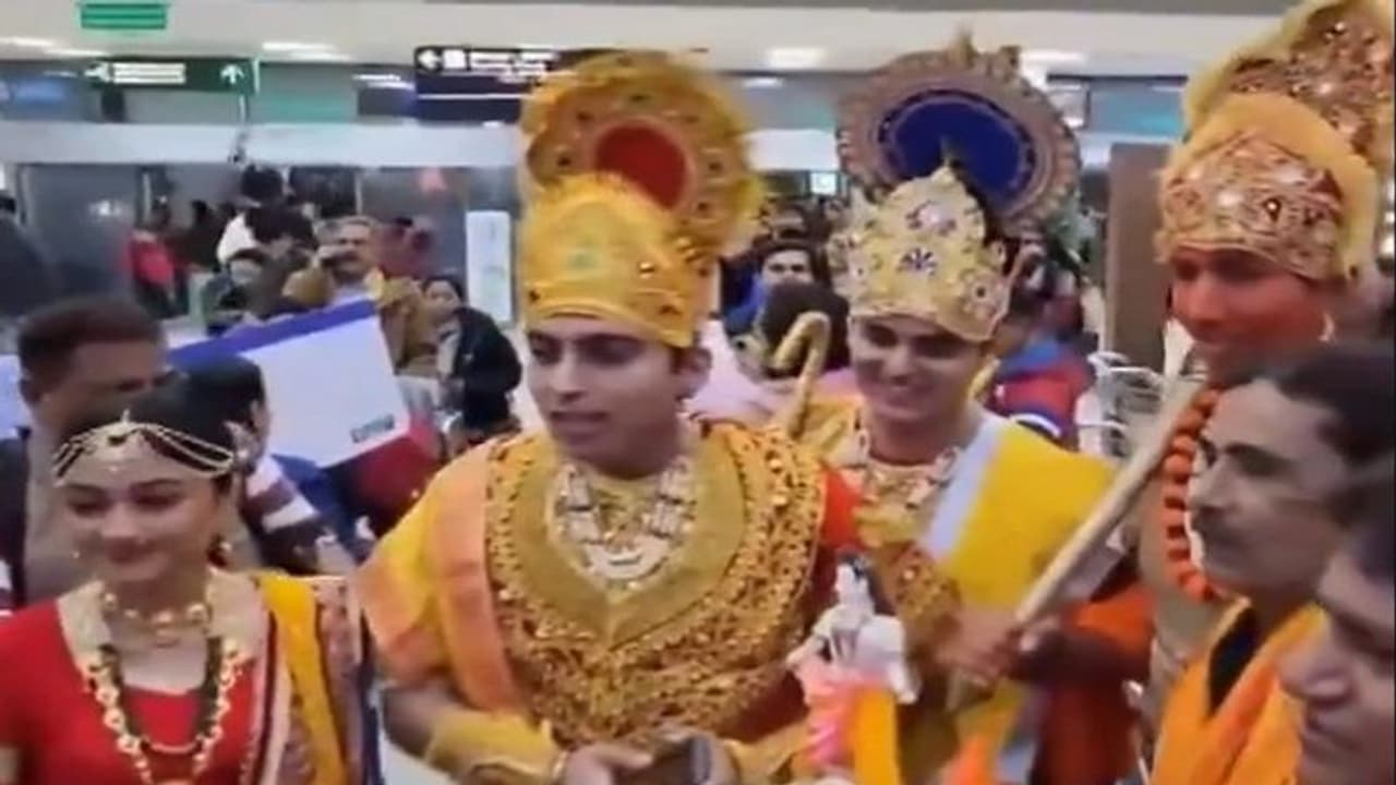 అయోధ్యకు తొలి విమానం.. రాముడు, సీత, హనుమంతుడి వేషధారణలో ప్రయాణికులు.. వీడియో వైరల్ అయోధ్యకు తొలి విమానం.. రాముడు, సీత, హనుమంతుడి వేషధారణలో ప్రయాణికులు.. వీడియో వైరల్