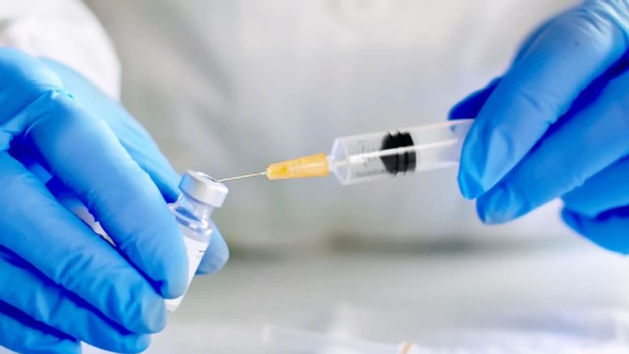 கர்ப்பப்பை புற்றுநோய்க்கு எதிராக தடுப்பூசி.. தயாராகிறது இந்தியா.. யாருக்கெல்லாம் போடப்படும்? முழு விவரம் இதோ! கர்ப்பப்பை புற்றுநோய்க்கு எதிராக தடுப்பூசி.. தயாராகிறது இந்தியா.. யாருக்கெல்லாம் போடப்படும்? முழு விவரம் இதோ!