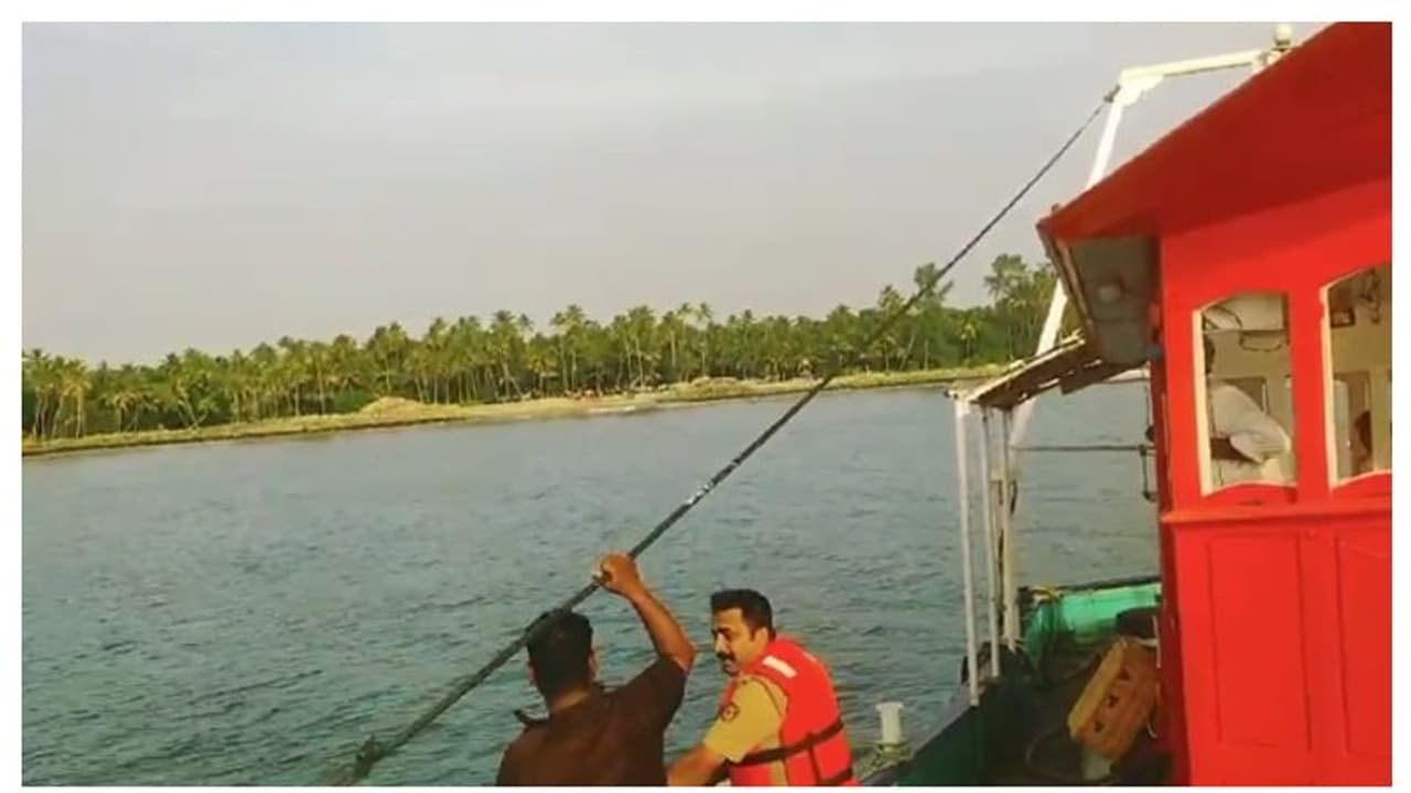 തെർമോക്കോളിലുണ്ടാക്കിയ വഞ്ചിയിൽ മത്സ്യബന്ധനം; വഞ്ചി മറിഞ്ഞ് യുവാവ് മരിച്ചു, ഒരാൾ നീന്തിരക്ഷപ്പെട്ടു തെർമോക്കോളിലുണ്ടാക്കിയ വഞ്ചിയിൽ മത്സ്യബന്ധനം; വഞ്ചി മറിഞ്ഞ് യുവാവ് മരിച്ചു, ഒരാൾ നീന്തിരക്ഷപ്പെട്ടു