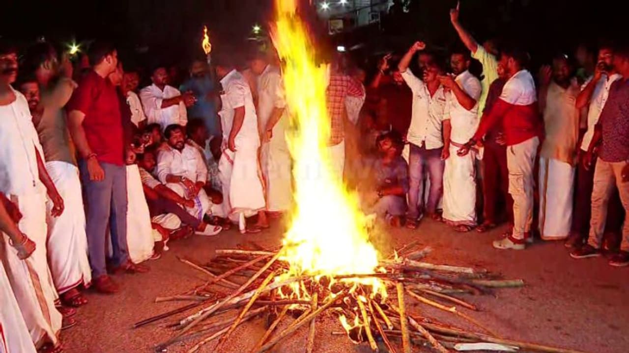 ക്ലിഫ് ഹൗസിലേക്ക് തീപ്പന്തങ്ങളേന്തി യൂത്ത് കോൺഗ്രസ് നൈറ്റ് മാര്‍ച്ച്, പൊലീസ് ബാരിക്കേഡ് വച്ച് തടഞ്ഞു