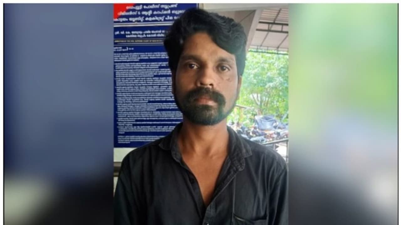 വീട്ടിലേക്ക് പോവുകയായിരുന്ന പെൺകുട്ടിയെ ബസിൽ വെച്ച് കടന്നുപിടിച്ചു; യുവാവ് പിടിയിൽ വീട്ടിലേക്ക് പോവുകയായിരുന്ന പെൺകുട്ടിയെ ബസിൽ വെച്ച് കടന്നുപിടിച്ചു; യുവാവ് പിടിയിൽ