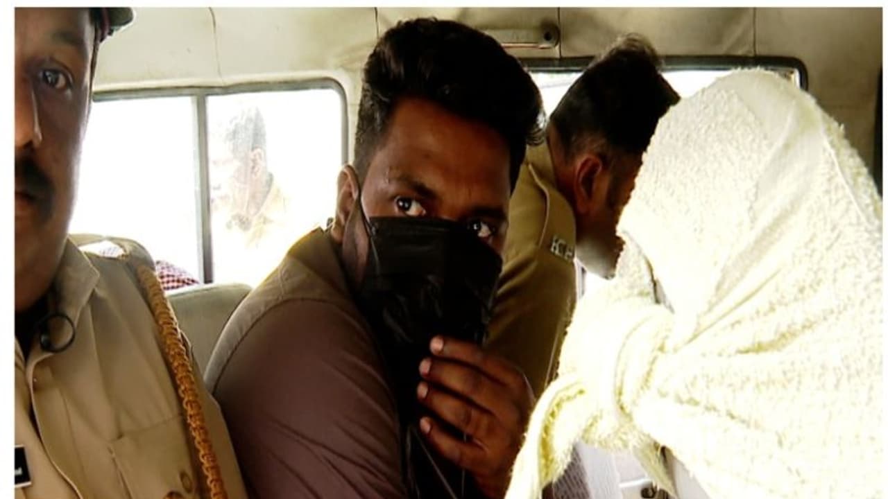 ആഡംബര ഹോട്ടലുകളിൽ മോട്ടിവേഷൻ ക്ലാസുകൾ; 'ക്രിപ്റ്റോ കറൻസിയിൽ' ലാഭം നോക്കിയവർ നിരവധി, നടപടിയുമായി പൊലീസ് ആഡംബര ഹോട്ടലുകളിൽ മോട്ടിവേഷൻ ക്ലാസുകൾ; 'ക്രിപ്റ്റോ കറൻസിയിൽ' ലാഭം നോക്കിയവർ നിരവധി, നടപടിയുമായി പൊലീസ്