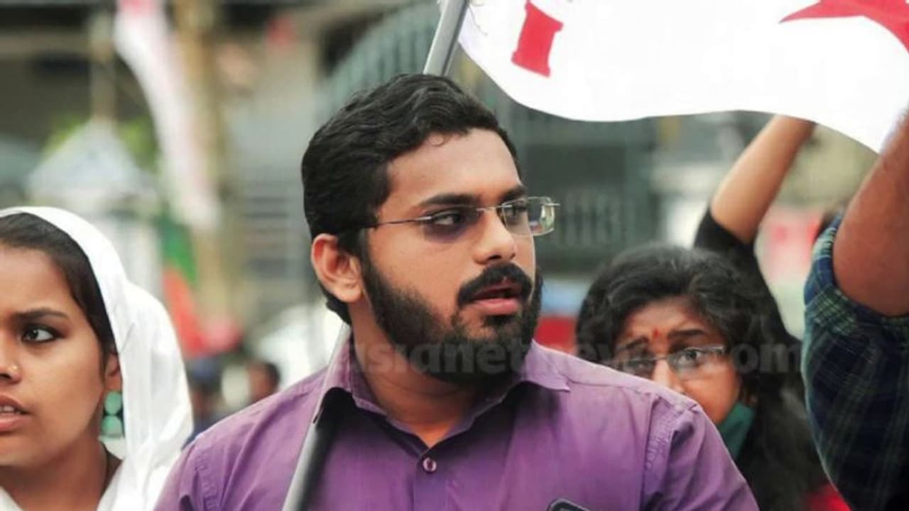 മുൻകൂര്‍ ജാമ്യം തള്ളിയിട്ടും വിദ്യാര്‍ത്ഥിനിയെ ആക്രമിച്ച എസ്എഫ്ഐ നേതാവിനെ പൊലീസിന് വേണ്ട, അറസ്റ്റ് വൈകുന്നു