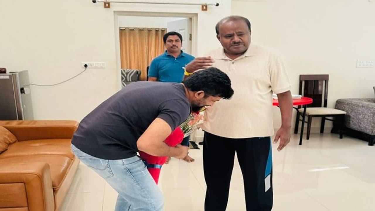 ಕುಮಾರಸ್ವಾಮಿ ಭೇಟಿಯಾದ ಬಿಜೆಪಿ ನಾಯಕರು: ಕಾಲು ಮುಟ್ಟಿ ಎಚ್‌ಡಿಕೆ ಆಶೀರ್ವಾದ ಪಡೆದ ಪ್ರತಾಪ್ ಸಿಂಹ 