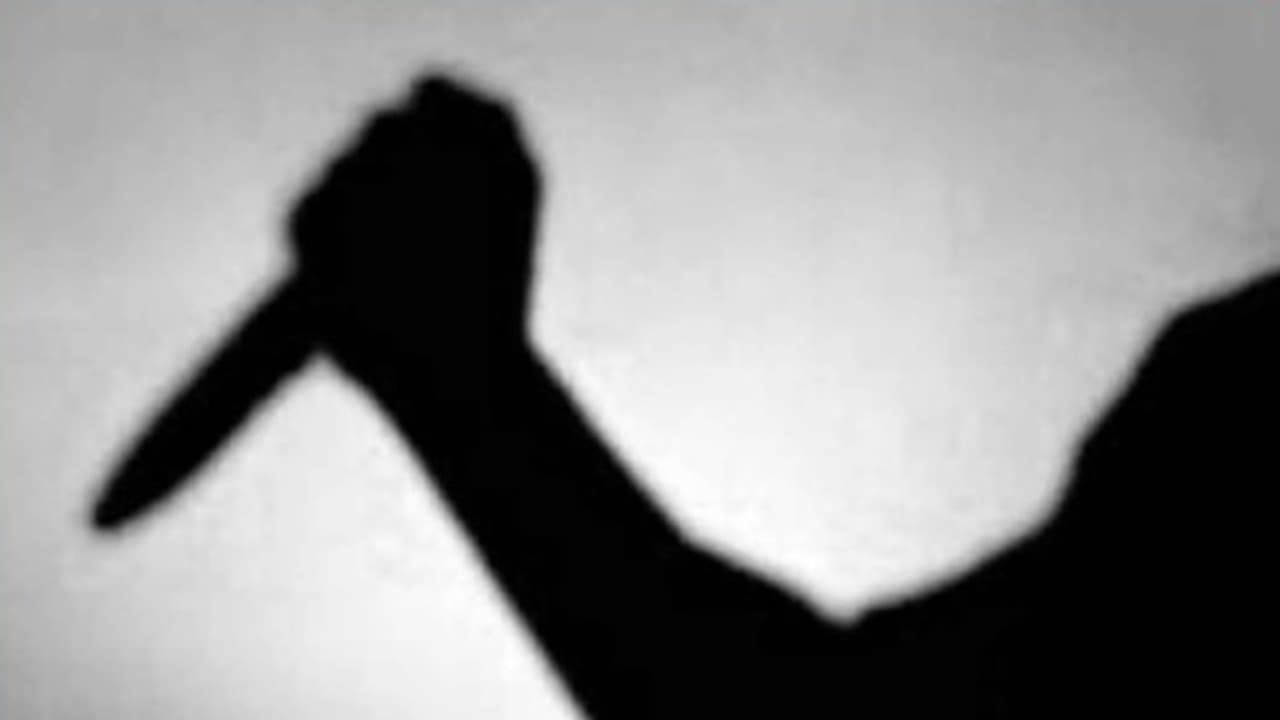 பெற்ற மகனை வெட்டி கொன்ற தந்தை; மதுபோதையில் நிகழ்ந்த கொலை சம்பவம் பெற்ற மகனை வெட்டி கொன்ற தந்தை; மதுபோதையில் நிகழ்ந்த கொலை சம்பவம்