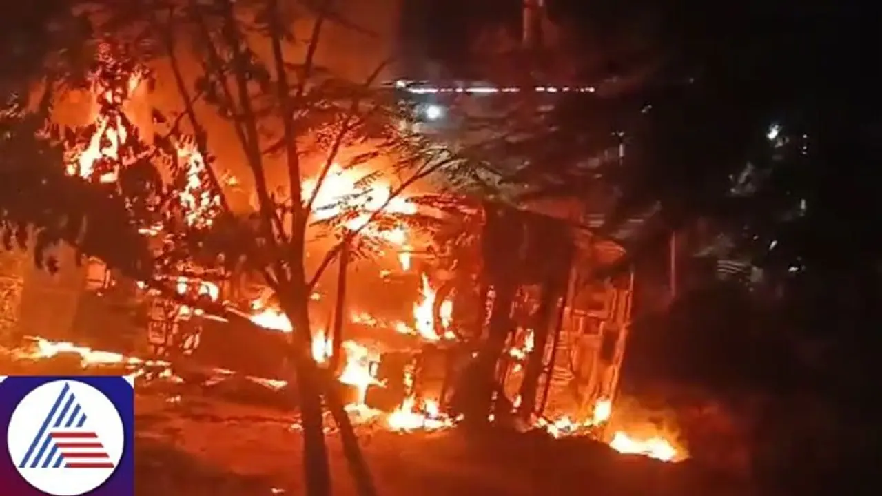 ಹೈದರಾಬಾದ್ ಬೆಂಗಳೂರು ಹೆದ್ದಾರಿಯಲ್ಲಿ ವೋಲ್ವೋ ಬಸ್ಗೆ ಬೆಂಕಿ: ಸುಟ್ಟು ಕರಕಲಾದ ಮಹಿಳೆ, ನಾಲ್ವರಿಗೆ ಗಂಭೀರ ಗಾಯ ಹೈದರಾಬಾದ್ ಬೆಂಗಳೂರು ಹೆದ್ದಾರಿಯಲ್ಲಿ ವೋಲ್ವೋ ಬಸ್ಗೆ ಬೆಂಕಿ: ಸುಟ್ಟು ಕರಕಲಾದ ಮಹಿಳೆ, ನಾಲ್ವರಿಗೆ ಗಂಭೀರ ಗಾಯ