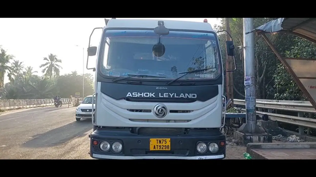 ஆந்திராவில் நடந்த கோர விபத்தில் அப்பளம் போல் நொறுங்கிய கார்; திண்டுக்கல்லை சேர்ந்த 4 பேர் உடல் நசுங்கி பலி