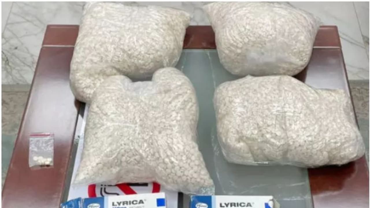 വിശദമായ പരിശോധനയില് കുടുങ്ങി; യാത്രക്കാരനില് നിന്ന് പിടിച്ചെടുത്തത് 45,000 ലഹരി ഗുളികകള് വിശദമായ പരിശോധനയില് കുടുങ്ങി; യാത്രക്കാരനില് നിന്ന് പിടിച്ചെടുത്തത് 45,000 ലഹരി ഗുളികകള്