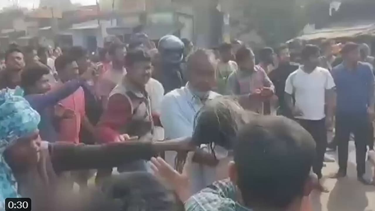 சாதுக்கள் மீது தாக்குதல்: மம்தா பானர்ஜி மன்னிப்பு கேட்க வேண்டும்.. விஷ்வ ஹிந்து பரிஷத் கண்டனம் !! சாதுக்கள் மீது தாக்குதல்: மம்தா பானர்ஜி மன்னிப்பு கேட்க வேண்டும்.. விஷ்வ ஹிந்து பரிஷத் கண்டனம் !!