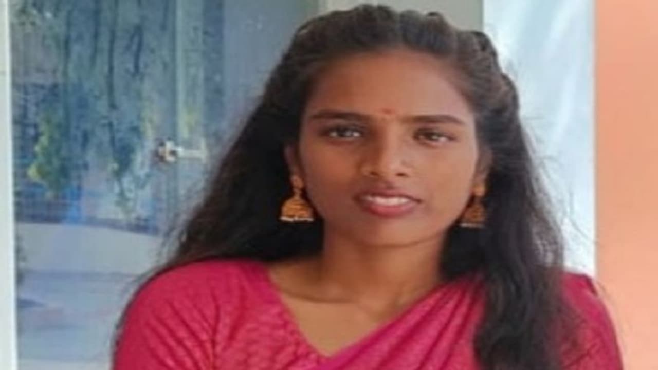  ಹಾಸನ: ಪ್ರೀತಿಸುವಂತೆ ಕಿರುಕುಳ, ಯುವಕನ ಕಾಟಕ್ಕೆ ಬೇಸತ್ತು ಯುವತಿ ಆತ್ಮಹತ್ಯೆ