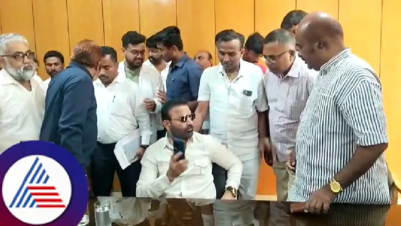 ಡಿಗ್ರಿ ಇಲ್ಲದೇ ಕ್ಲಿನಿಕ್ ನಡೆಸುತ್ತಿದ್ದ ವೈದ್ಯನಿಗೆ ಸಚಿವ ಲಾಡ್ ಹಿಗ್ಗಾ ಮುಗ್ಗ ತರಾಟೆ! ಡಿಗ್ರಿ ಇಲ್ಲದೇ ಕ್ಲಿನಿಕ್ ನಡೆಸುತ್ತಿದ್ದ ವೈದ್ಯನಿಗೆ ಸಚಿವ ಲಾಡ್ ಹಿಗ್ಗಾ ಮುಗ್ಗ ತರಾಟೆ!