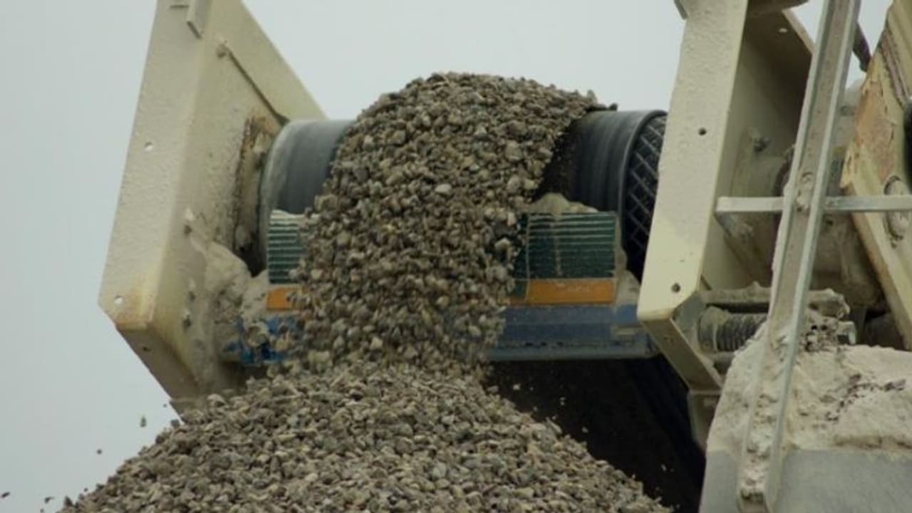 കാലുതെറ്റി കല്ല് പൊടിക്കുന്ന യന്ത്രത്തിൽ വീണു, നിലവിളി കേട്ട് ഓടിയെത്തി പുറത്തെടുത്തിട്ടും രക്ഷിക്കാനായില്ല