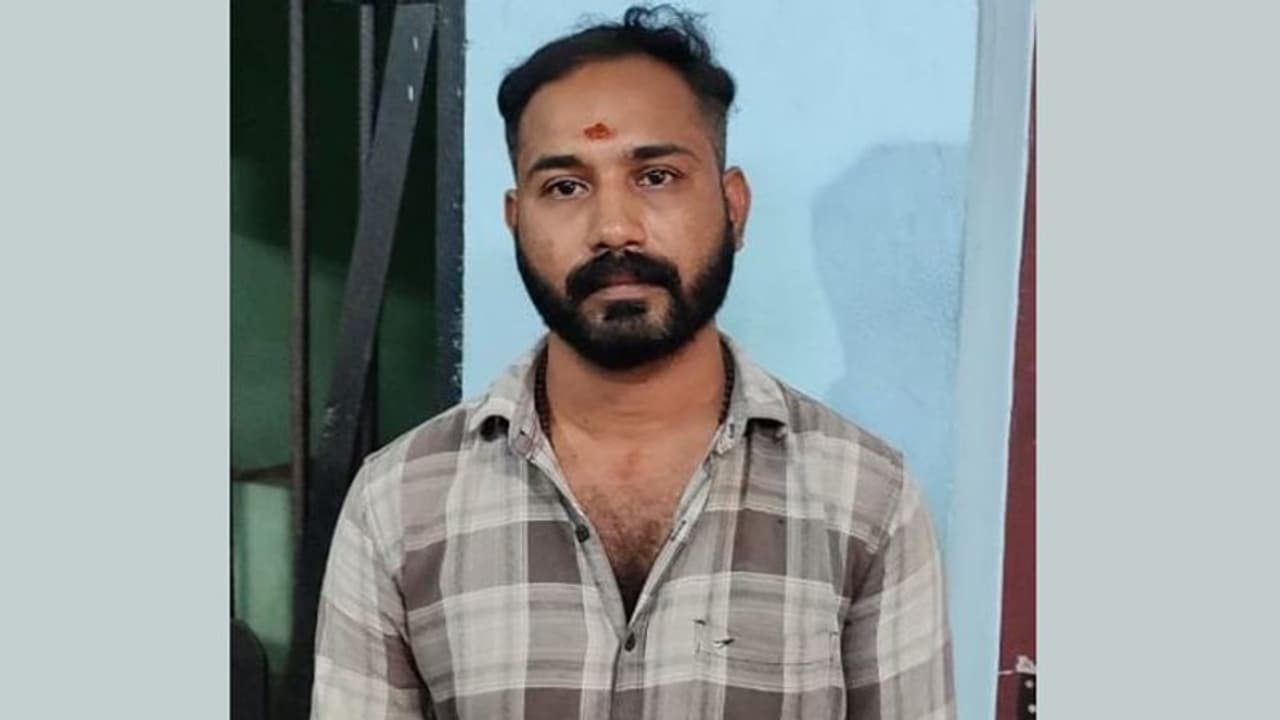 ട്യൂഷൻ വിദ്യാര്ത്ഥിനിയെ വീട്ടിലേക്ക് കൂട്ടിക്കൊണ്ടുപോയി; നിലമറന്ന് കൊല്ലത്തെ അധ്യാപകന്റെ ക്രൂരത, അറസ്റ്റ് ട്യൂഷൻ വിദ്യാര്ത്ഥിനിയെ വീട്ടിലേക്ക് കൂട്ടിക്കൊണ്ടുപോയി; നിലമറന്ന് കൊല്ലത്തെ അധ്യാപകന്റെ ക്രൂരത, അറസ്റ്റ്