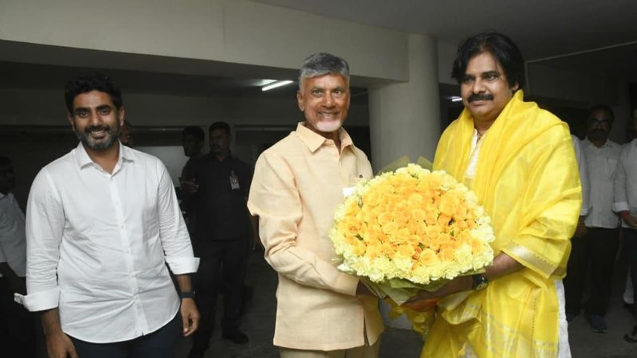 ఉండవల్లి : చంద్రబాబు నివాసానికి పవన్ కళ్యాణ్ , తొలిసారిగా కరకట్టకి .. సీట్ల సర్దుబాటుపై చర్చ ఉండవల్లి : చంద్రబాబు నివాసానికి పవన్ కళ్యాణ్ , తొలిసారిగా కరకట్టకి .. సీట్ల సర్దుబాటుపై చర్చ