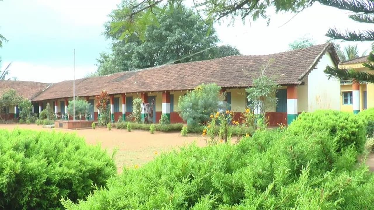 ಕುಸಿಯುವ ಆತಂಕದಲ್ಲಿ ಕೊಡಗಿನ ಕಿರಂಗದೂರು ಸರ್ಕಾರಿ ಶಾಲೆ: 42ಕ್ಕೆ ಇಳಿದ ವಿದ್ಯಾರ್ಥಿಗಳ ಸಂಖ್ಯೆ!