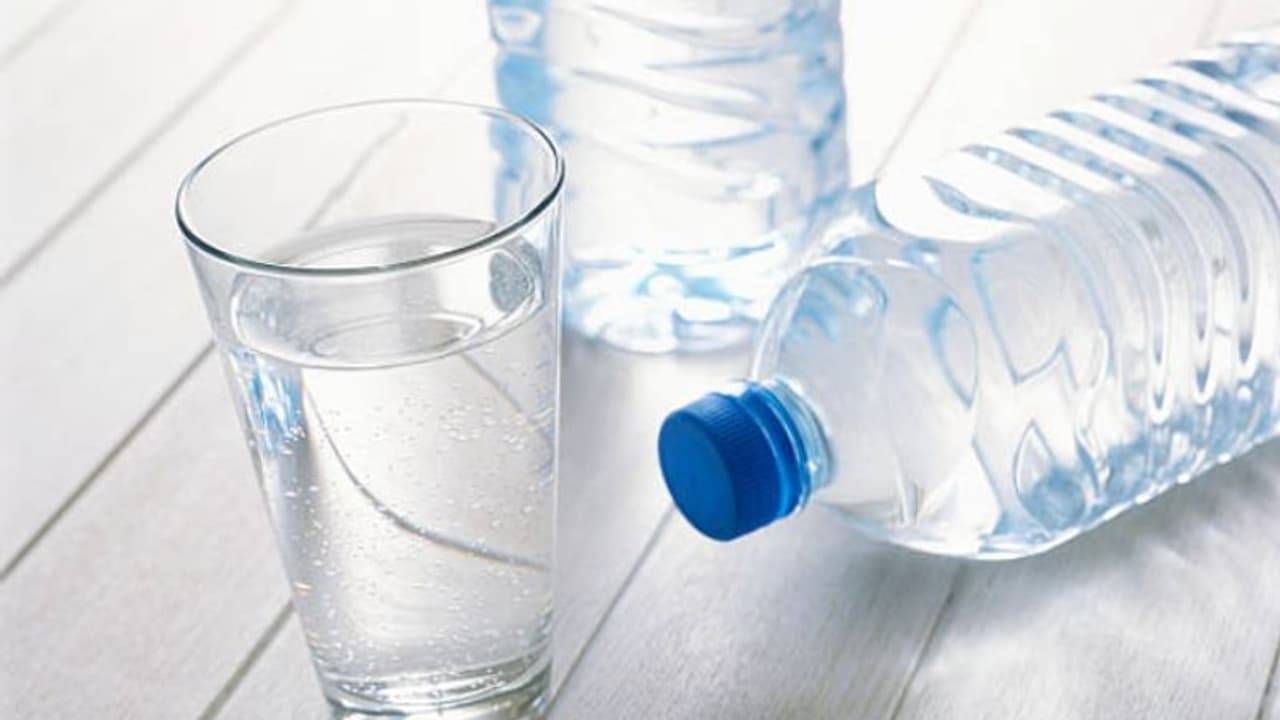 കുപ്പിവെള്ളം കുടിക്കുന്നത് കൊണ്ട് ആരോഗ്യത്തിന് പ്രശ്നമുണ്ടോ? എന്താണിതിലെ ദോഷം? കുപ്പിവെള്ളം കുടിക്കുന്നത് കൊണ്ട് ആരോഗ്യത്തിന് പ്രശ്നമുണ്ടോ? എന്താണിതിലെ ദോഷം?