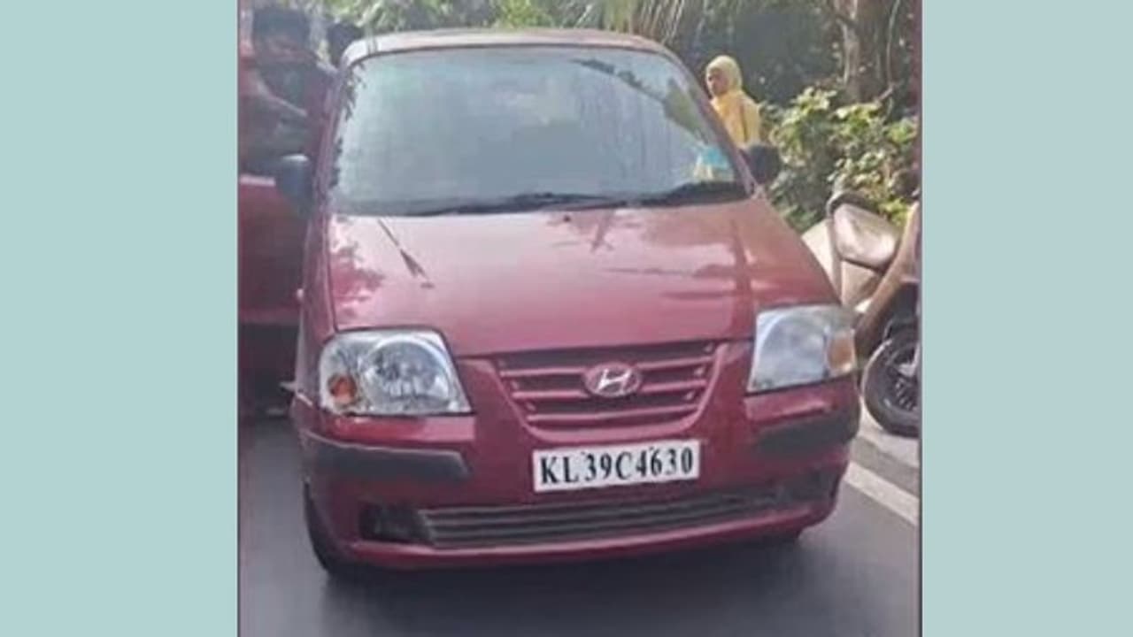 കടലുണ്ടിയിൽ രക്തപരിശോധനയക്കായി റോഡ് മുറിച്ചുകടന്ന ഗര്ഭിണിയെ കാറിടിച്ചു, ഗര്ഭസ്ഥ ശിശു മരിച്ചു കടലുണ്ടിയിൽ രക്തപരിശോധനയക്കായി റോഡ് മുറിച്ചുകടന്ന ഗര്ഭിണിയെ കാറിടിച്ചു, ഗര്ഭസ്ഥ ശിശു മരിച്ചു