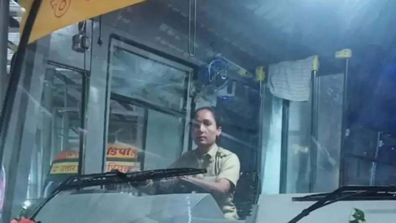 रात भर बस चलाती हैं वेद कुमारी , सुबह बच्चों को स्कूल भेजती हैं