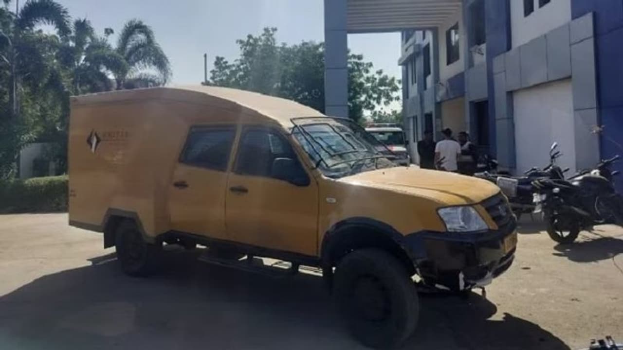 2 ಕೋಟಿ ಎಟಿಎಂ ಕ್ಯಾಶ್ ಇದ್ದ ವ್ಯಾನ್ ಎಗರಿಸಿದ ಕಳ್ಳರು, ನಡುರಸ್ತೆಯಲ್ಲಿ ಮನಸ್ಸು ಬದಲಿಸಿ ಮಾಡಿದ್ದೇನು? 2 ಕೋಟಿ ಎಟಿಎಂ ಕ್ಯಾಶ್ ಇದ್ದ ವ್ಯಾನ್ ಎಗರಿಸಿದ ಕಳ್ಳರು, ನಡುರಸ್ತೆಯಲ್ಲಿ ಮನಸ್ಸು ಬದಲಿಸಿ ಮಾಡಿದ್ದೇನು?