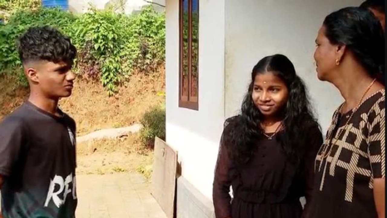 അച്ഛൻ മരിച്ചതിന് പിന്നാലെ അമ്മയും പോയി, അനാഥരായി രണ്ട് കുട്ടികൾ; ഇടിത്തീ പോലെ ബാങ്കിൽ നിന്ന് ജപ്തി നോട്ടീസും