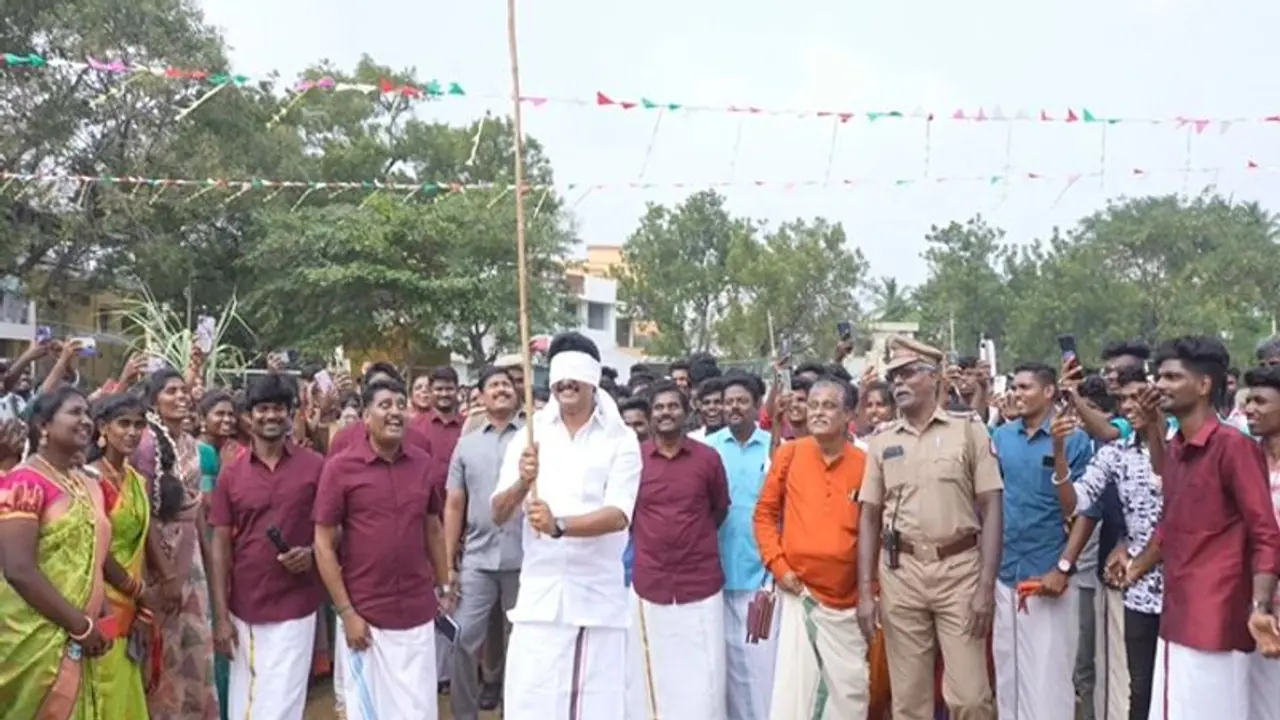 திருச்சி கல்லூரி மாணவர்களுடன் பொங்கல் பண்டிகை கொண்டாடிய அமைச்சர் அன்பில் மகேஷ்! திருச்சி கல்லூரி மாணவர்களுடன் பொங்கல் பண்டிகை கொண்டாடிய அமைச்சர் அன்பில் மகேஷ்!