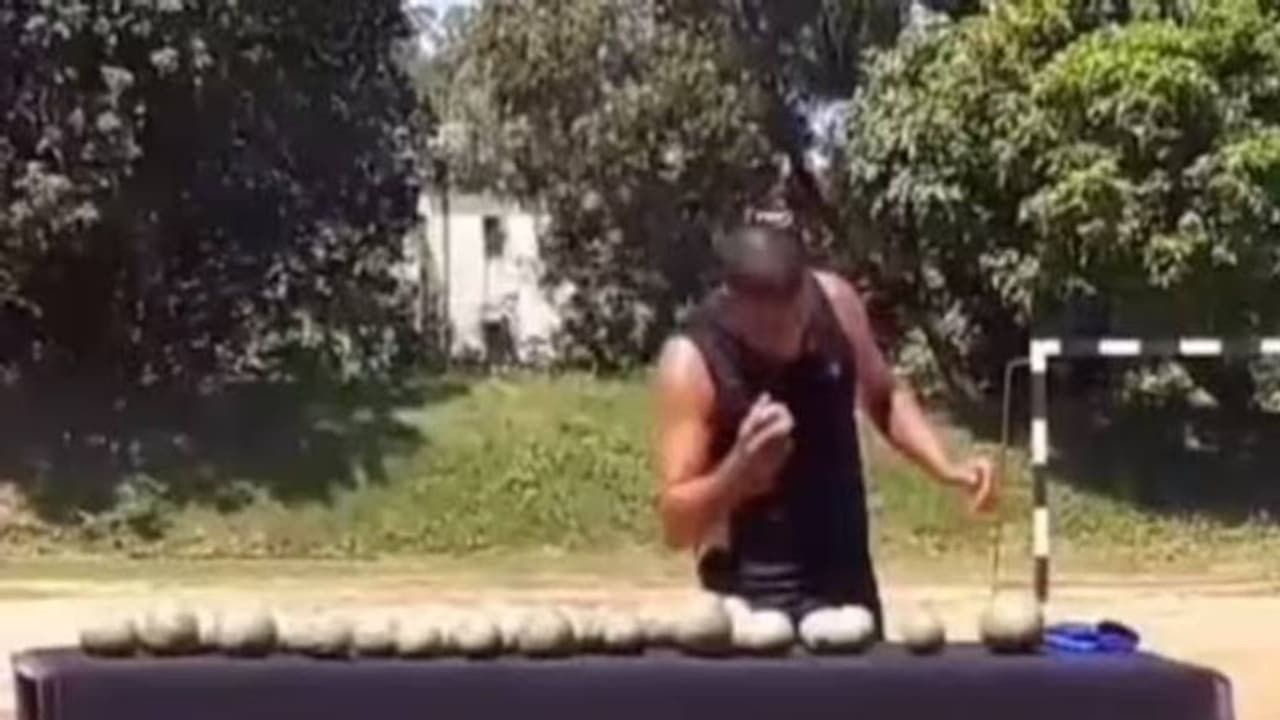 എസ്ഐക്ക് റെക്കോർഡ്, കേസ് തെളിയിച്ചതിനല്ല! തലകൊണ്ട് പൊട്ടിച്ചത് 57 തേങ്ങ എസ്ഐക്ക് റെക്കോർഡ്, കേസ് തെളിയിച്ചതിനല്ല! തലകൊണ്ട് പൊട്ടിച്ചത് 57 തേങ്ങ