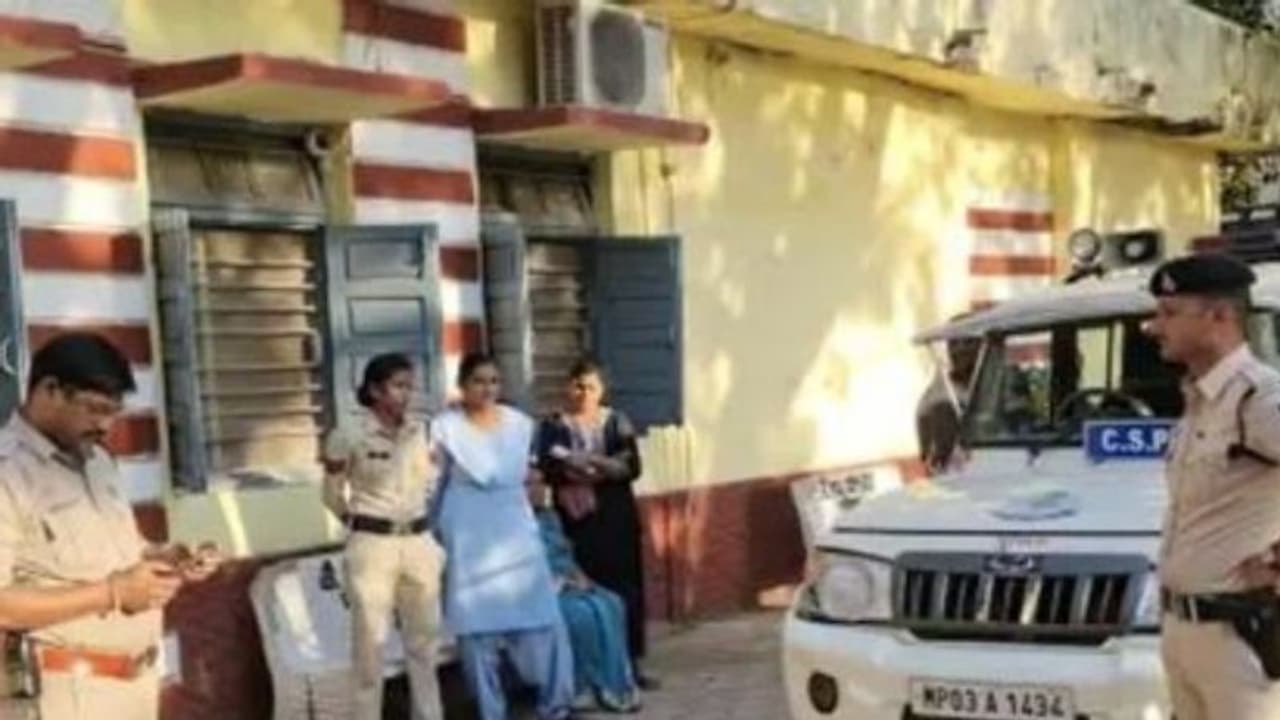 ആരെന്നോ എന്തെന്നോ ഇല്ലാതെ കെട്ടിടം, അന്വേഷിച്ച് ചെന്നപ്പോൾ അവിടെ 25 പെൺകുട്ടികൾ; പൂട്ടിട്ട് ഉദ്യോഗസ്ഥര് ആരെന്നോ എന്തെന്നോ ഇല്ലാതെ കെട്ടിടം, അന്വേഷിച്ച് ചെന്നപ്പോൾ അവിടെ 25 പെൺകുട്ടികൾ; പൂട്ടിട്ട് ഉദ്യോഗസ്ഥര്