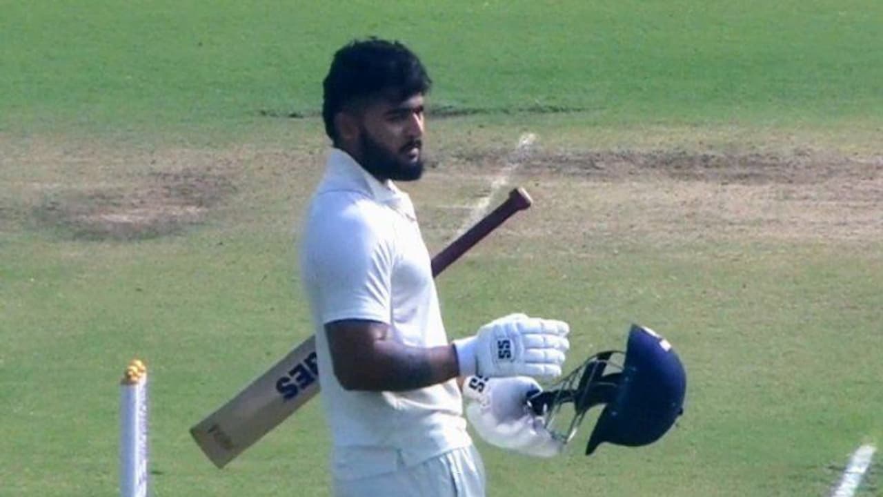 അടിച്ചൊതുക്കി റിയാന് പരാഗ്! രഞ്ജി ട്രോഫിയില് കേരളത്തിനെതിരെ ഒന്നാം ഇന്നിംഗ്സ് ലീഡിനായി അസം പൊരുതുന്നു അടിച്ചൊതുക്കി റിയാന് പരാഗ്! രഞ്ജി ട്രോഫിയില് കേരളത്തിനെതിരെ ഒന്നാം ഇന്നിംഗ്സ് ലീഡിനായി അസം പൊരുതുന്നു