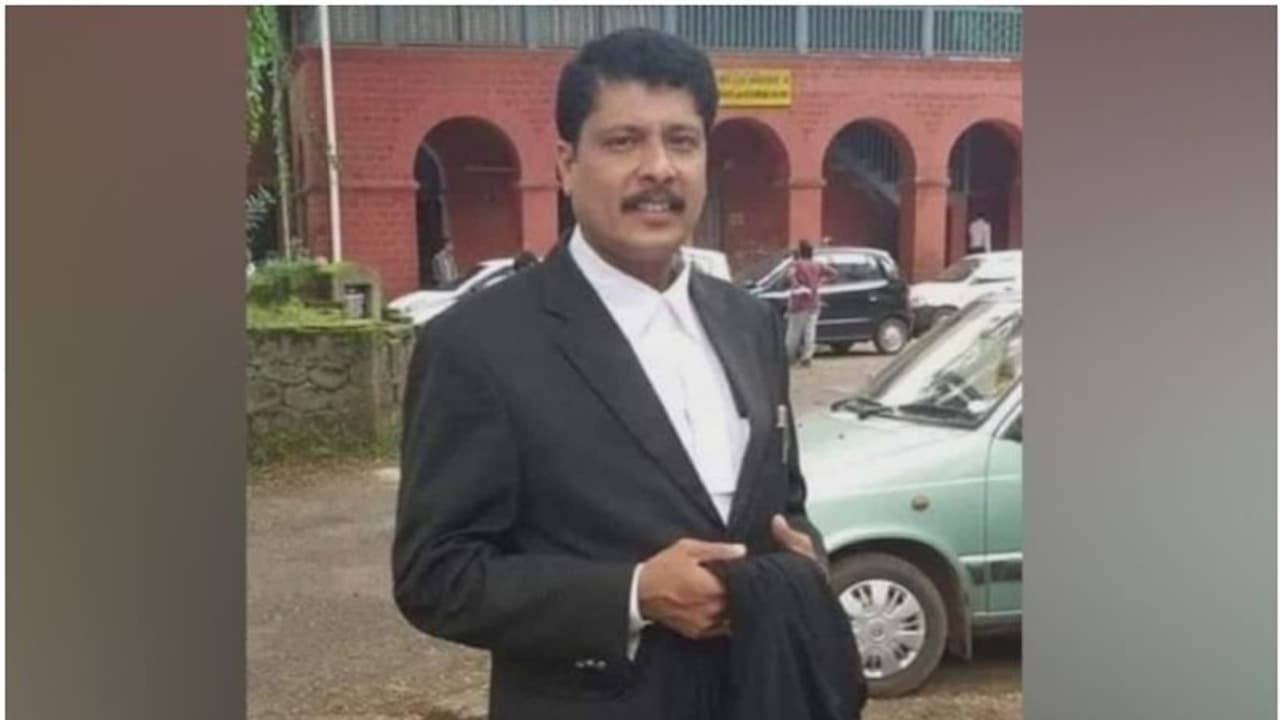 നിയമസഹായം തേടിയെത്തിയ യുവതിയെ പീഡിപ്പിച്ചു, കേസെടുത്തതോടെ ഒളിവിൽ; അഭിഭാഷകനായി ലുക്ക് ഔട്ട് നോട്ടീസ് നിയമസഹായം തേടിയെത്തിയ യുവതിയെ പീഡിപ്പിച്ചു, കേസെടുത്തതോടെ ഒളിവിൽ; അഭിഭാഷകനായി ലുക്ക് ഔട്ട് നോട്ടീസ്