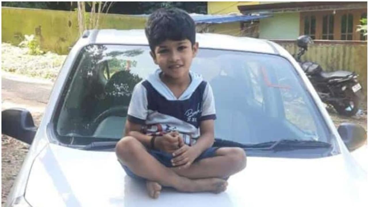 ഓട്ടോയിൽ പോകുന്നതിനിടെ തല പുറത്തിട്ടു, പോസ്റ്റിൽ തലയിടിച്ച് ഏഴു വയസ്സുകാരന് ദാരുണാന്ത്യം ഓട്ടോയിൽ പോകുന്നതിനിടെ തല പുറത്തിട്ടു, പോസ്റ്റിൽ തലയിടിച്ച് ഏഴു വയസ്സുകാരന് ദാരുണാന്ത്യം