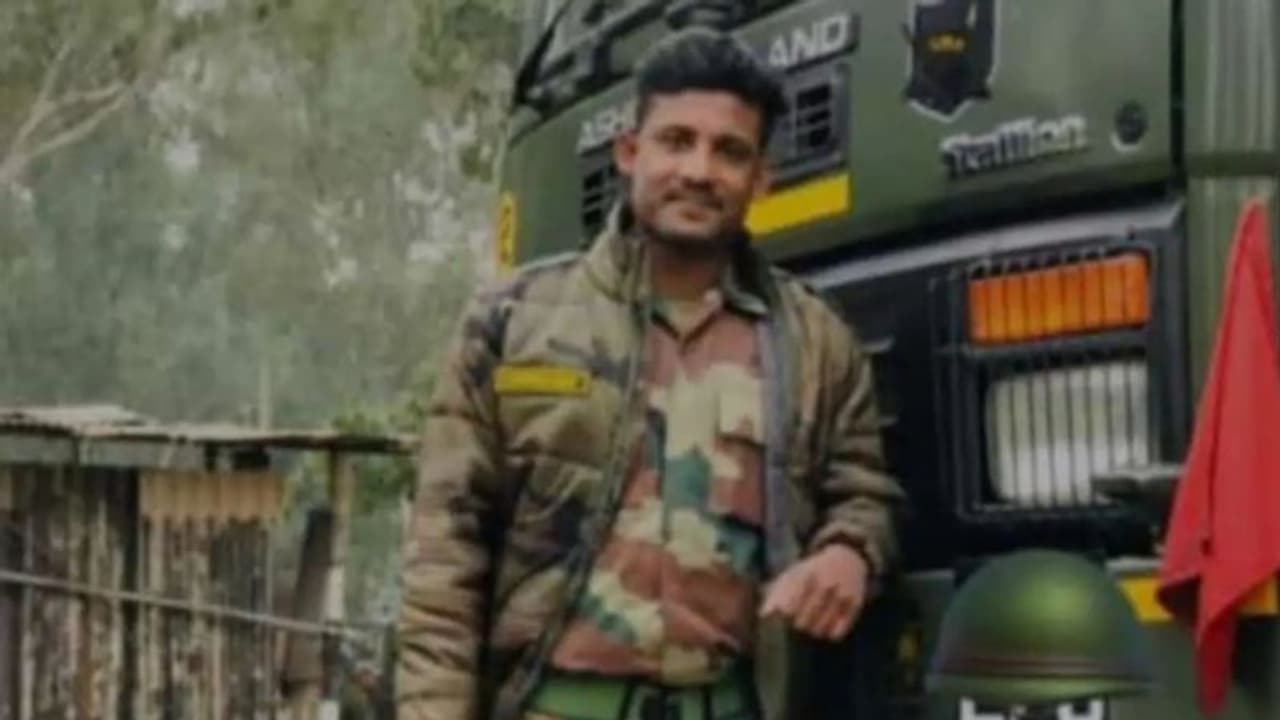 ബൈക്കില് സഞ്ചരിക്കുമ്പോള് പട്ടച്ചരട് കഴുത്തില് കുരുങ്ങി ജവാന് ദാരുണാന്ത്യം ബൈക്കില് സഞ്ചരിക്കുമ്പോള് പട്ടച്ചരട് കഴുത്തില് കുരുങ്ങി ജവാന് ദാരുണാന്ത്യം