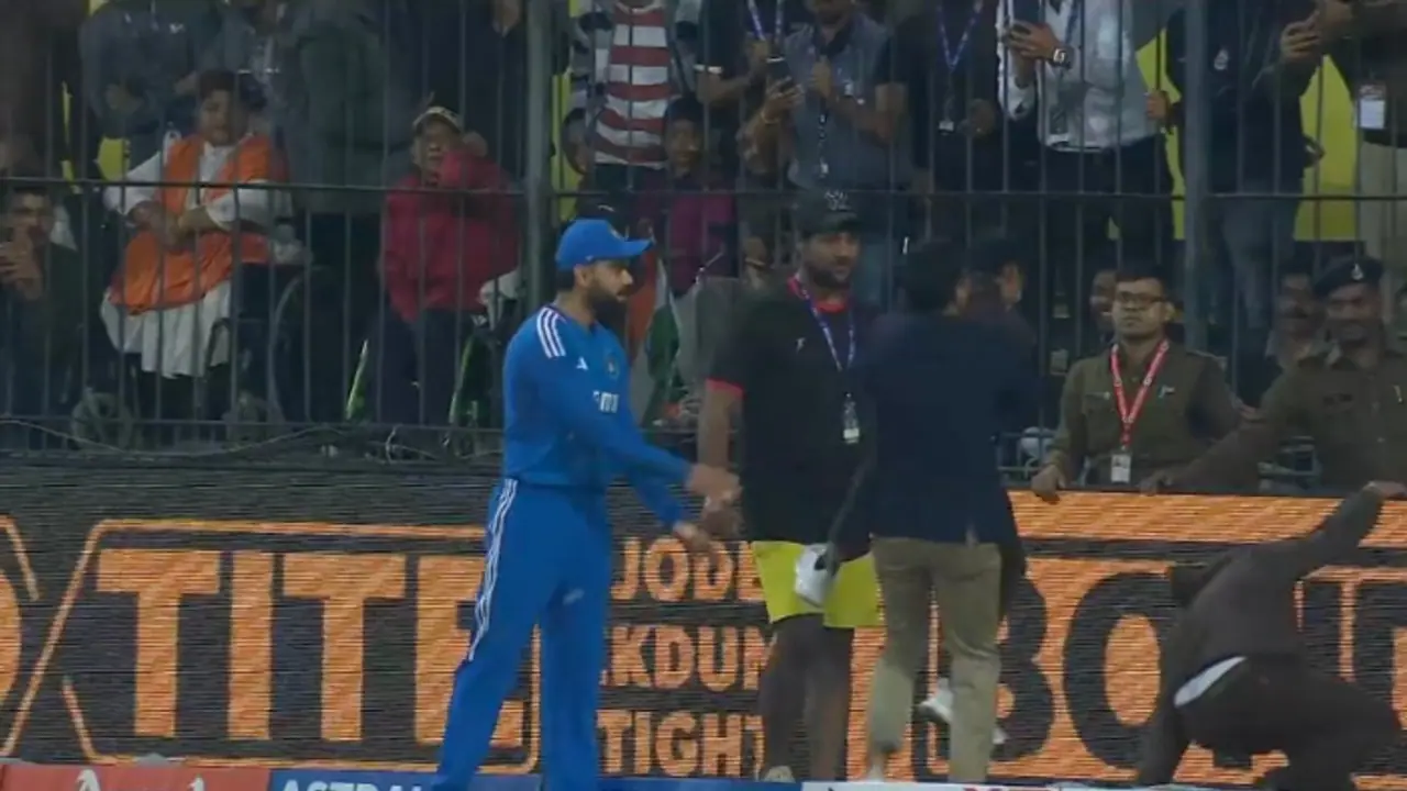 Virat Kohli: భద్రతను ఉల్లంఘించి గ్రౌండ్లోకి దూకి కోహ్లీని హగ్ చేసుకున్నాడు.. ఆ యువకుడి పరిస్థితి ఏమిటీ? Virat Kohli: భద్రతను ఉల్లంఘించి గ్రౌండ్లోకి దూకి కోహ్లీని హగ్ చేసుకున్నాడు.. ఆ యువకుడి పరిస్థితి ఏమిటీ?