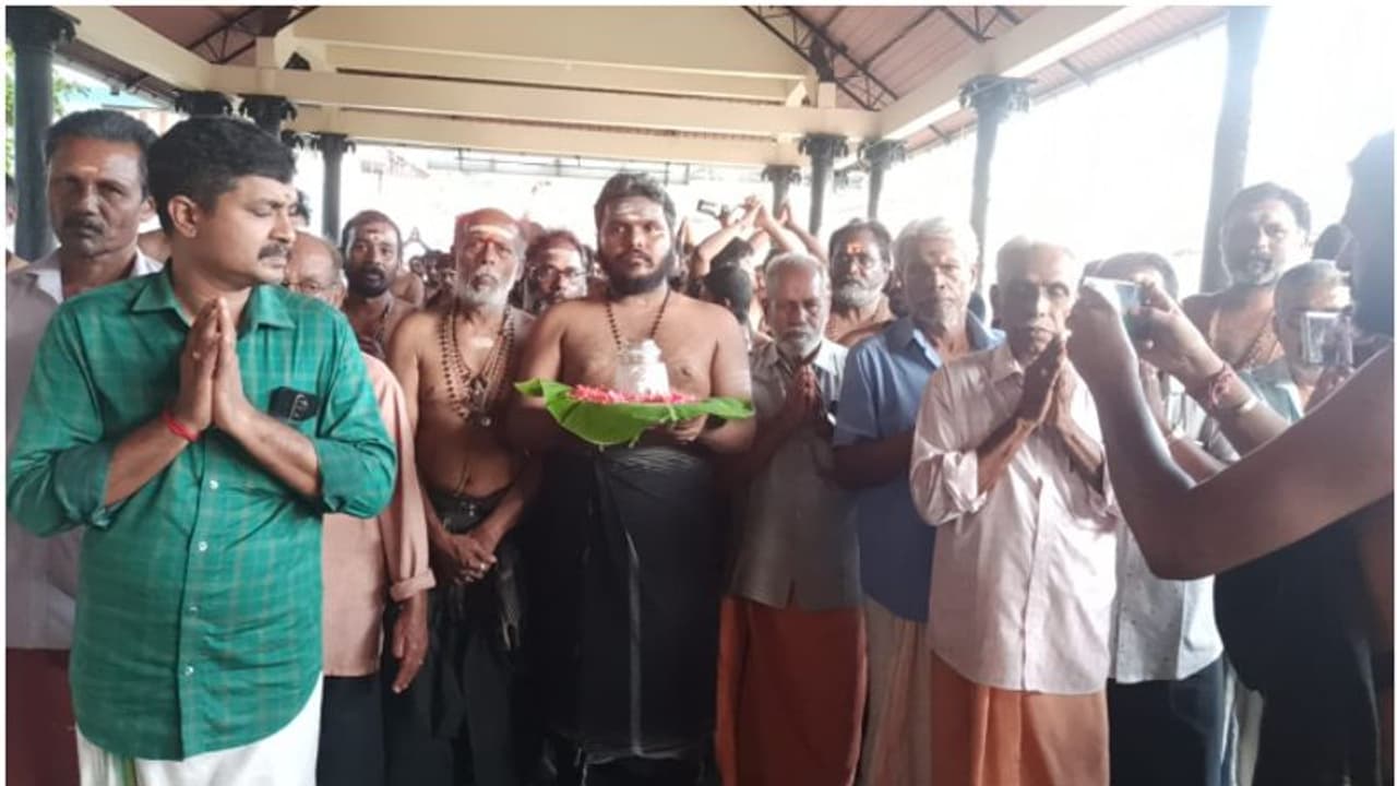 ധർമശാസ്താ ക്ഷേത്രത്തിലേക്ക് ആന്ധ്രയിലെ അയ്യപ്പ ഭക്തരുടെ സമ്മാനം, സത്യകന് വെള്ളിക്കിരീടം! ധർമശാസ്താ ക്ഷേത്രത്തിലേക്ക് ആന്ധ്രയിലെ അയ്യപ്പ ഭക്തരുടെ സമ്മാനം, സത്യകന് വെള്ളിക്കിരീടം!